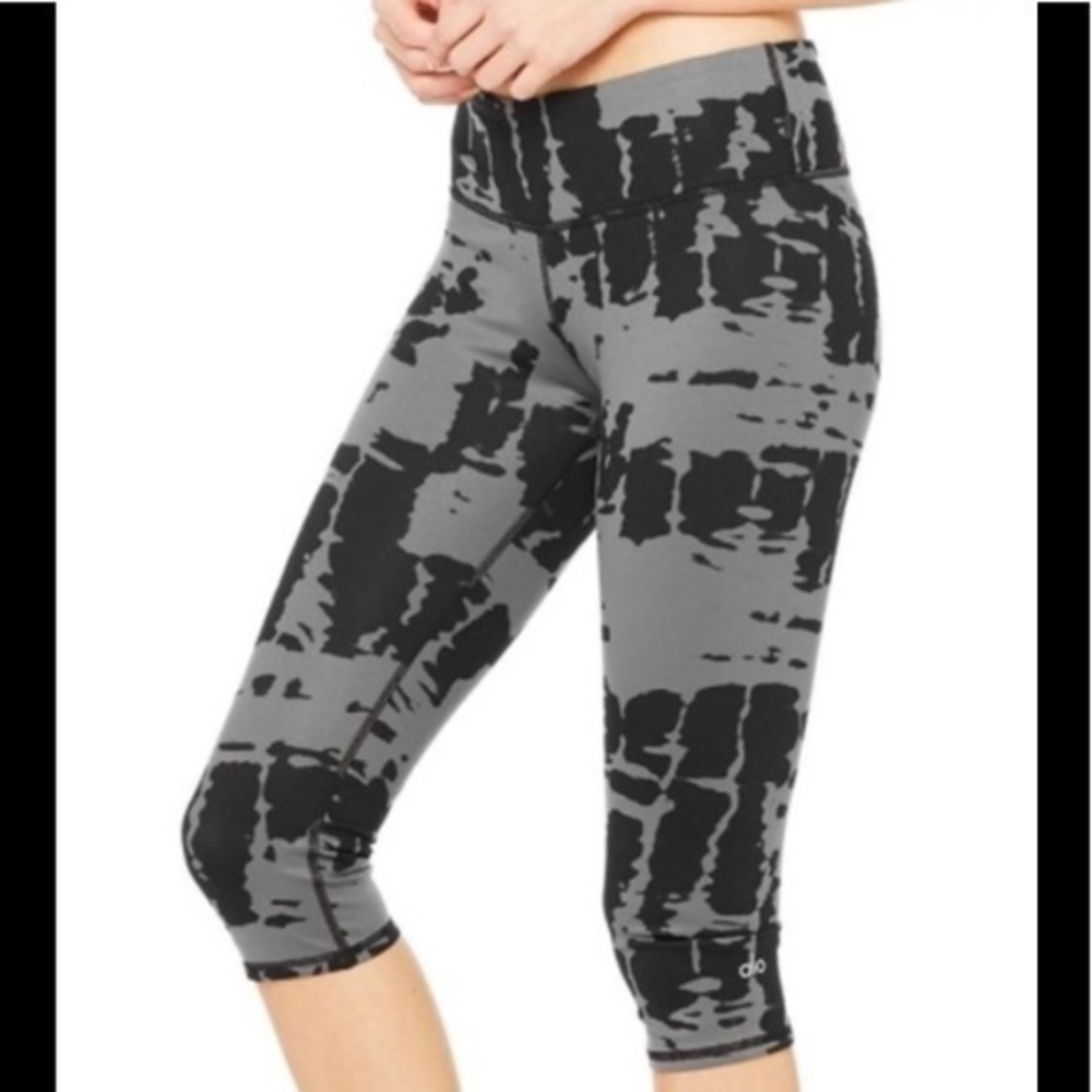 Alo Yoga airbrush Capri leggings. Small
